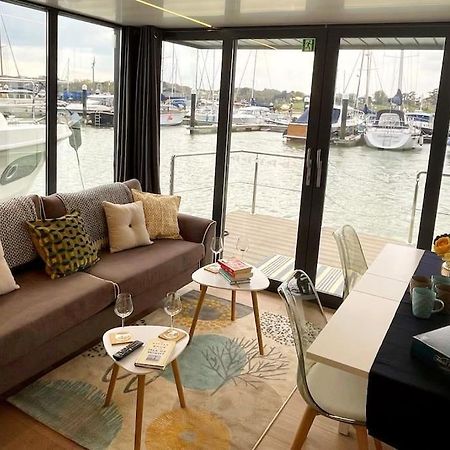 Yarmouth Waterlodge Floating Apartments 2 エクステリア 写真