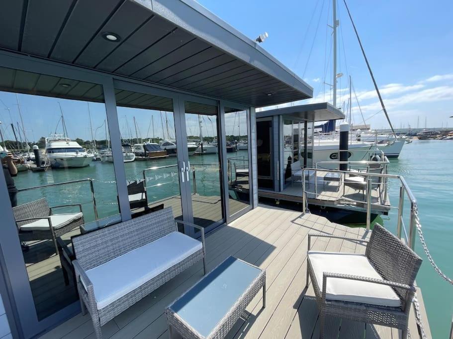 Yarmouth Waterlodge Floating Apartments 2 エクステリア 写真