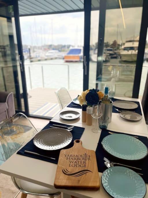 Yarmouth Waterlodge Floating Apartments 2 エクステリア 写真