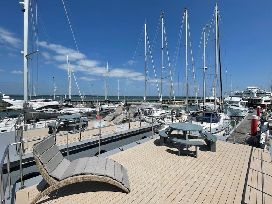 Yarmouth Waterlodge Floating Apartments 2 エクステリア 写真