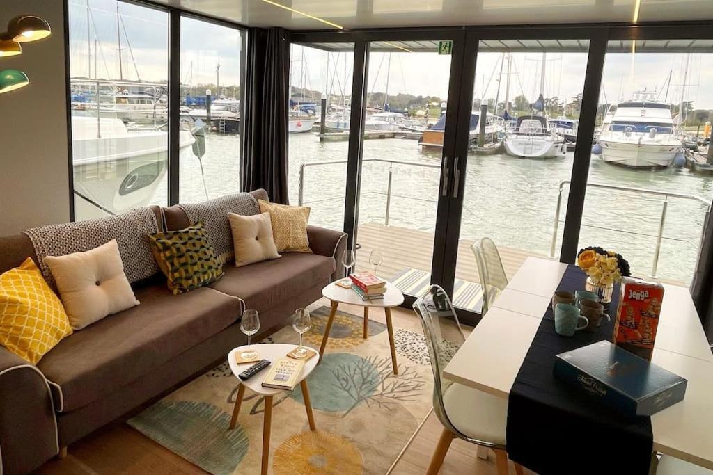 Yarmouth Waterlodge Floating Apartments 2 エクステリア 写真